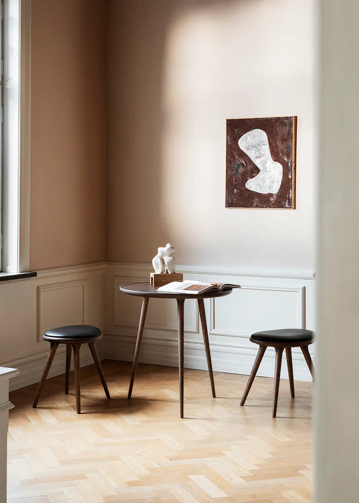 Low Stool, Sirka grå egetræ, sort Ultra læder, 47 cm skammel fra Mater