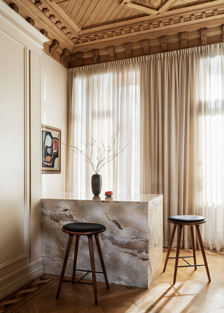 Lav barstol i mørkbejdset eg fra Mater - 2 - Jacobsen Plus