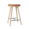 High Stool, matlakeret egetræ, Nuance Walnut læder, 69 cm, lav barstol fra Mater