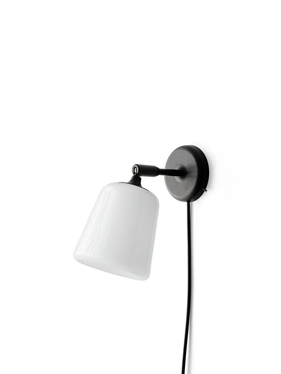 Material væglampe fra New Works - Hvid opal glas - Jacobsen Plus