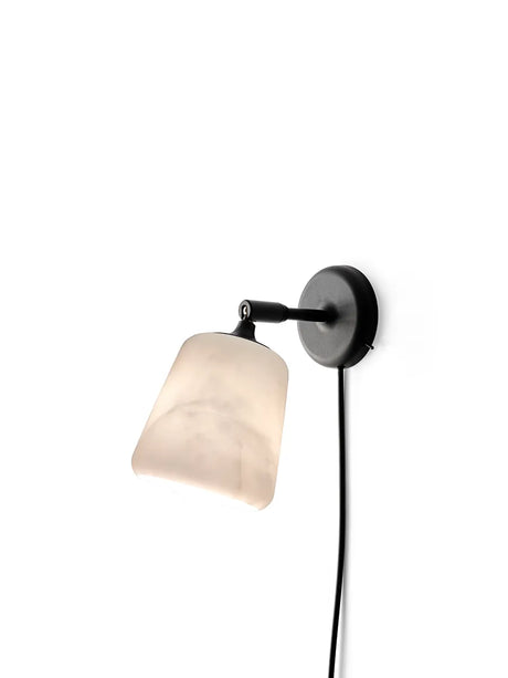 Material væglampe fra New Works - Hvid marmor - Jacobsen Plus