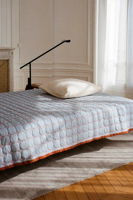 Mega Dot Sengetæppe fra Hay - Light blue / L: 245 x B: 195 cm - Jacobsen Plus