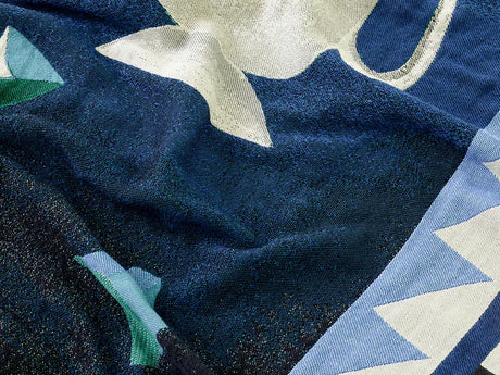 Momento Throw JH46 fra &Tradition - Midnight Blue - Jacobsen Plus