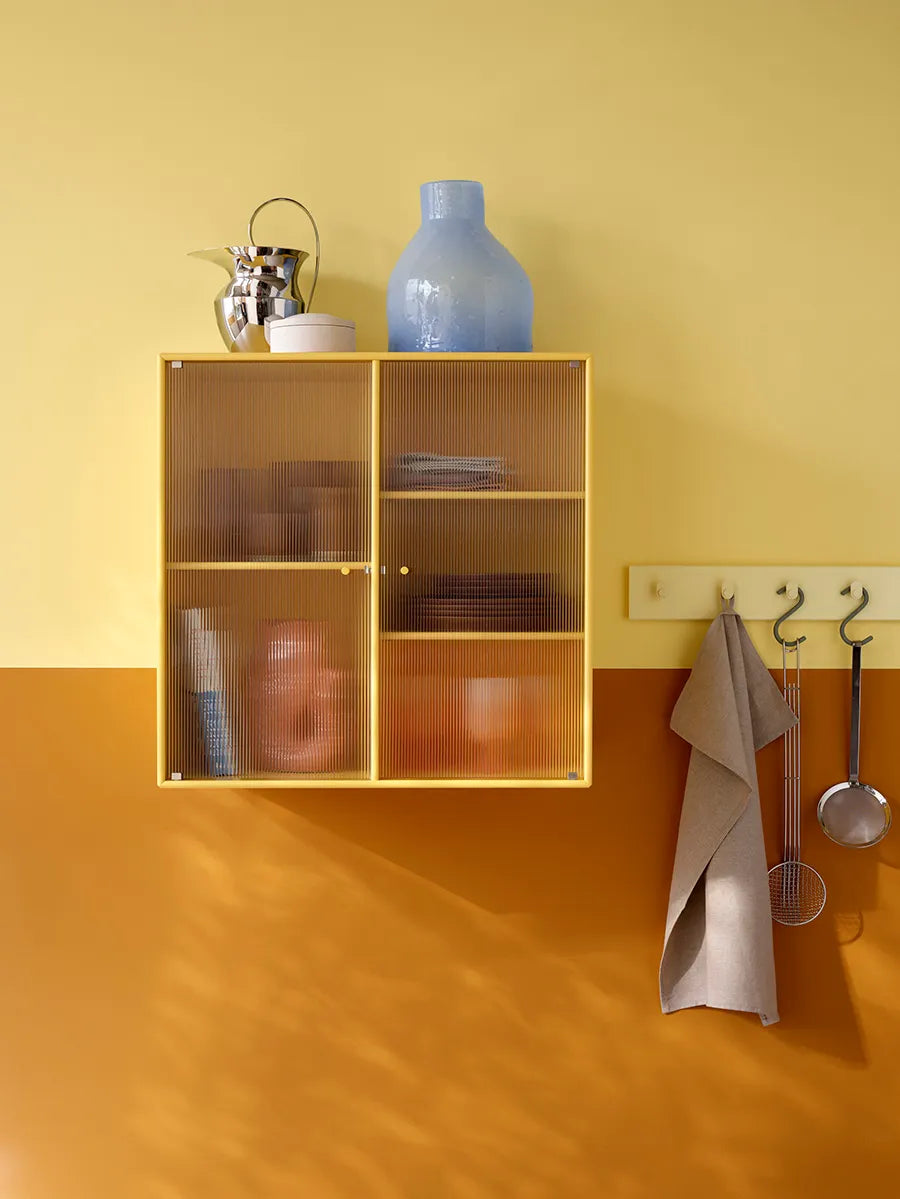 Ripple II Vitrineskab, inkl. ben fra Montana