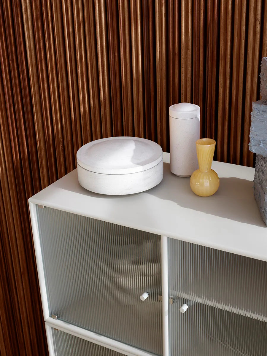 Ripple III Vitrineskab, inkl. sokkel fra Montana