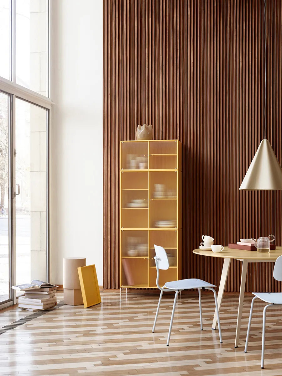 Ripple IV Vitrineskab, inkl. sokkel fra Montana