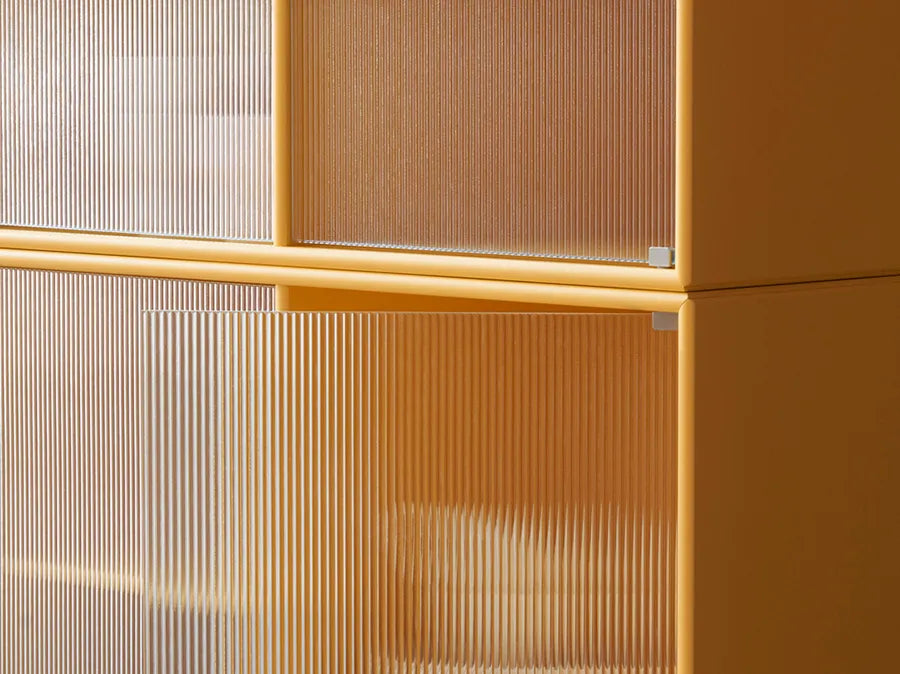 Ripple IV Vitrineskab, inkl. sokkel fra Montana