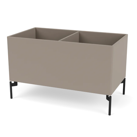 Plantekasse B69,6 cm fra D38, inkl. ben Montana - Truffle / Black - Jacobsen Plus