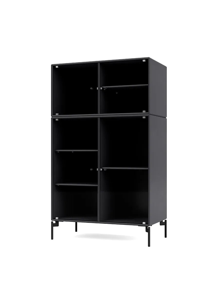 Ripple III Vitrineskab, inkl. ben fra Montana