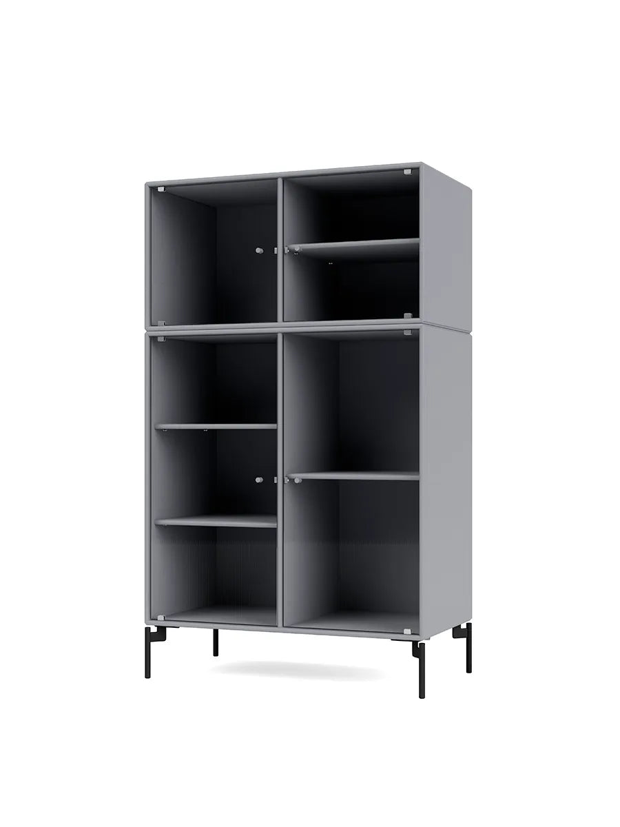 Ripple III Vitrineskab, inkl. ben fra Montana