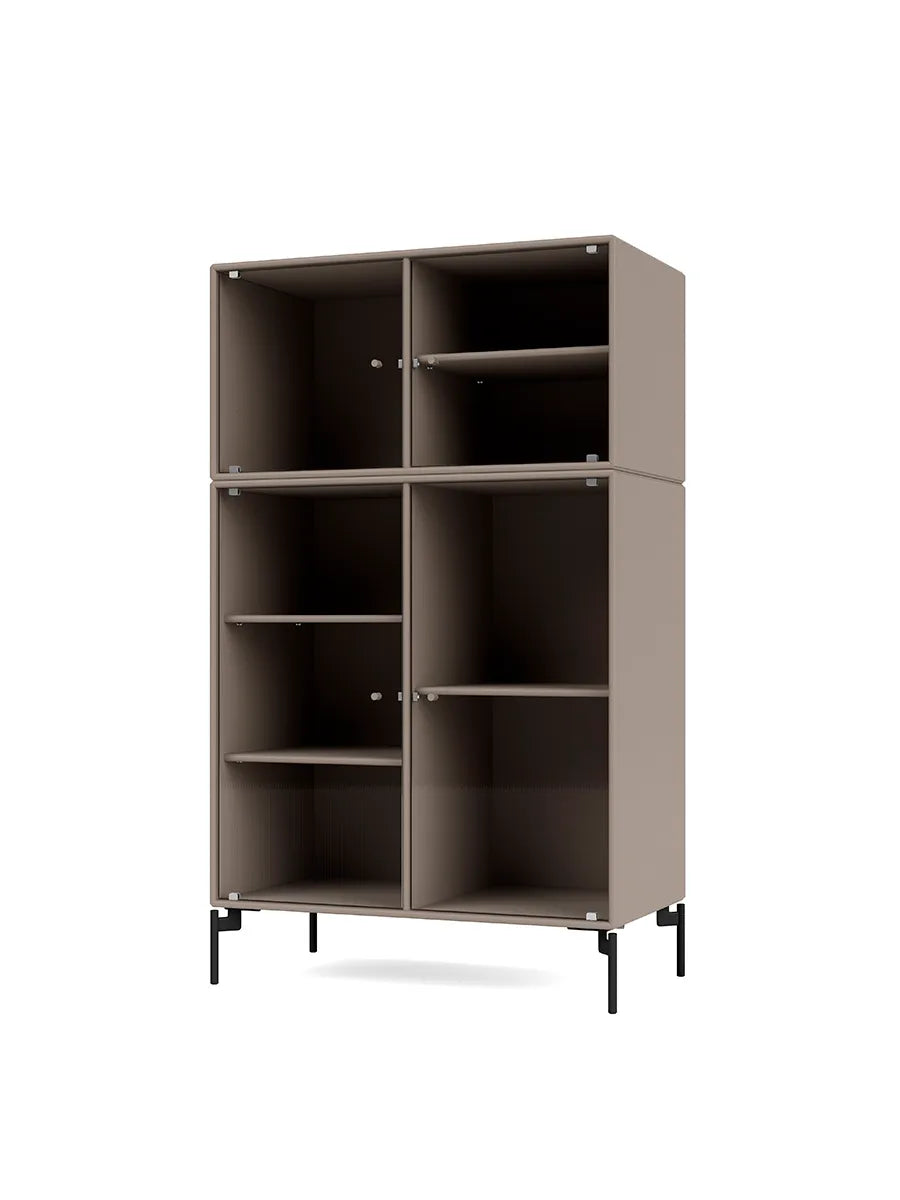 Ripple III Vitrineskab, inkl. ben fra Montana