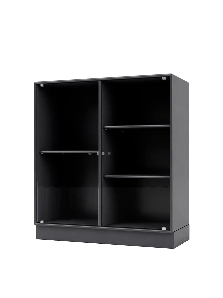 Ripple II Vitrineskab, inkl. sokkel fra Montana