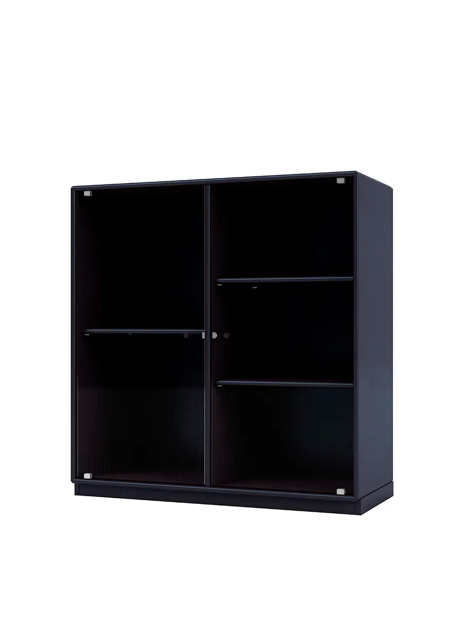 Ripple II Vitrineskab, inkl. sokkel fra Montana