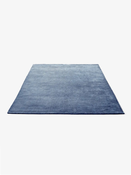 The Moor Rug AP7 200x300 fra &Tradition - Grey-blue Thunder - Jacobsen Plus