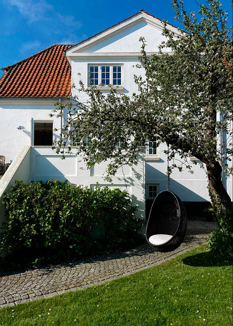 Outdoor Hanging Egg, Black af Nanna Ditzel - 2 - Jacobsen Plus