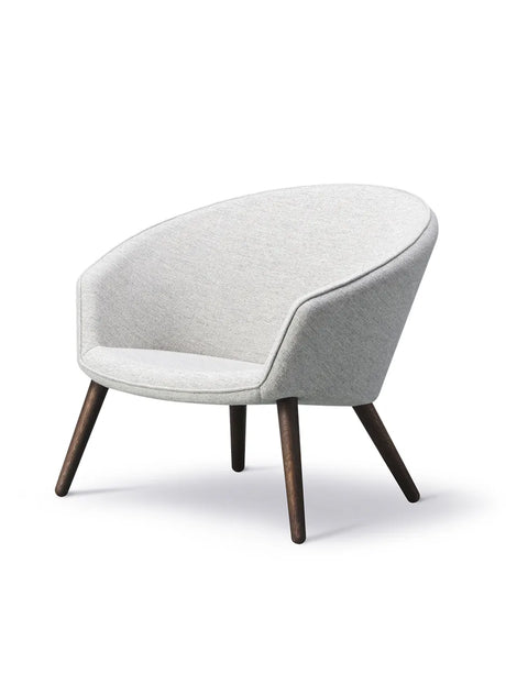 Ditzel Lounge Chair fra Fredericia Furniture - Stofgruppe 1 / Eg lak - Jacobsen Plus