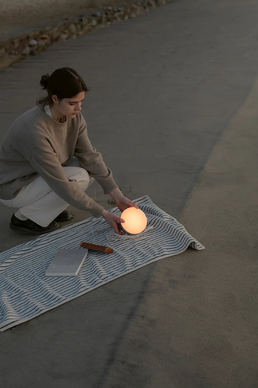 Sphere Adventure Light, warm grey fra New Works
