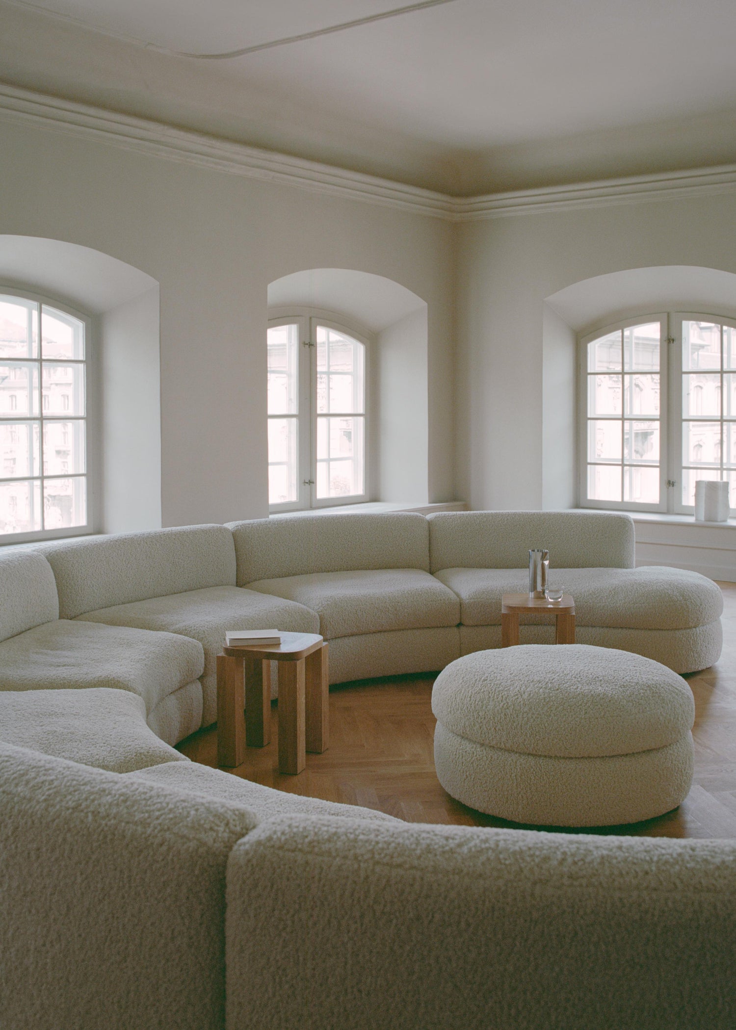 Coda sofa, curved open end left, module 32 fra New Works