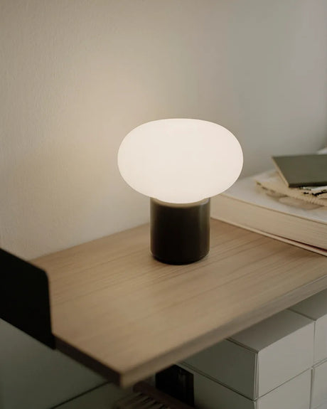 Karl-Johan portable bordlampe, Cold Black fra New Works - 2 - Jacobsen Plus