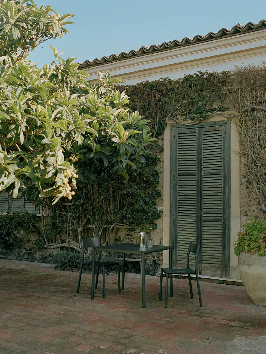 May sæt, 2 stole og bord 85x85 i dark green fra New Works