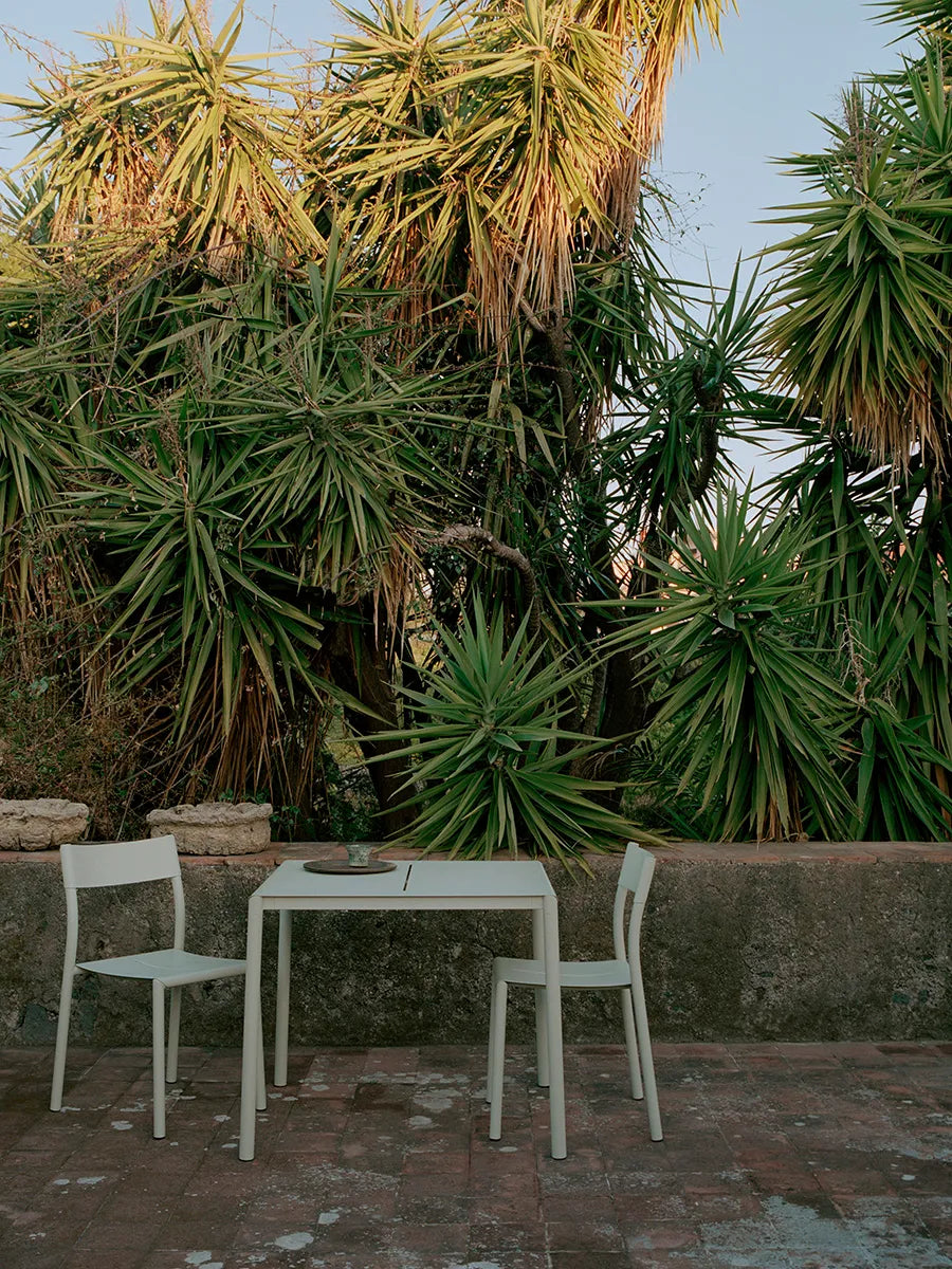 May sæt, 2 stole og bord 85x85 i light grey fra New Works