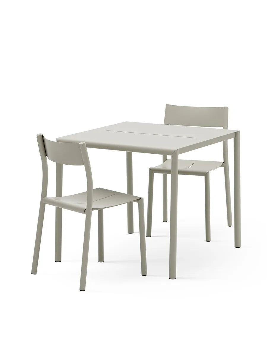 May sæt, 2 stole og bord 85x85 i light grey fra New Works
