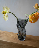 Ostrea Vase, midnight blue fra Hein Studio