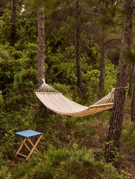 Outdoor Market Hammock fra Hay - Blue with beige stripe - Jacobsen Plus