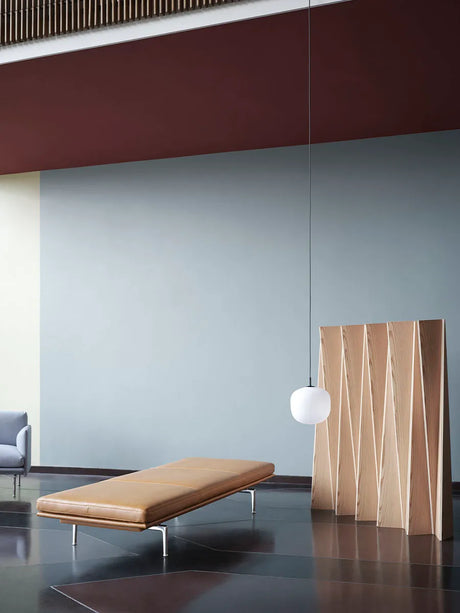 Outline Daybed, cognac leather fra Muuto - Sort stel - Jacobsen Plus