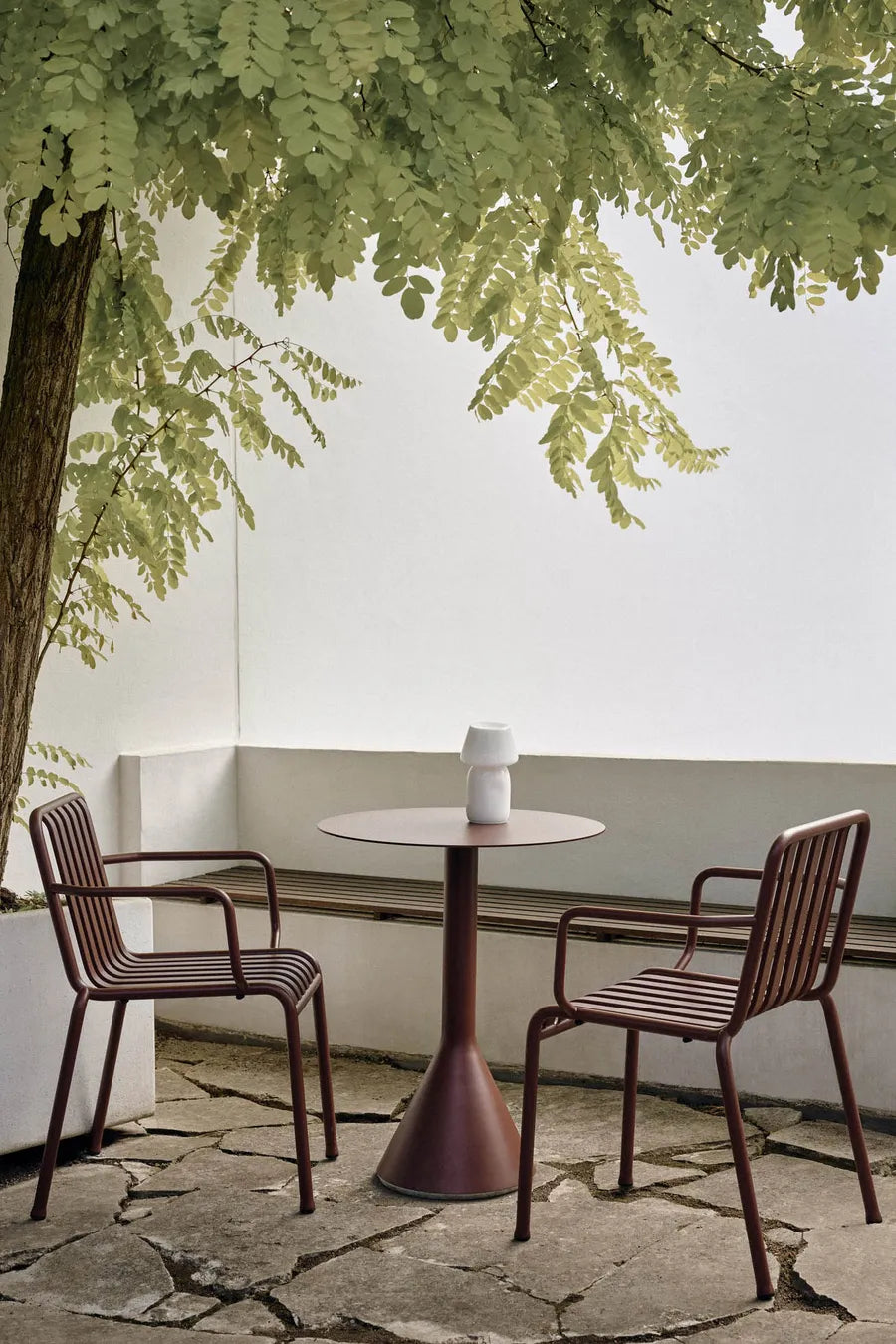 Palissade Armchair, iron red fra Hay