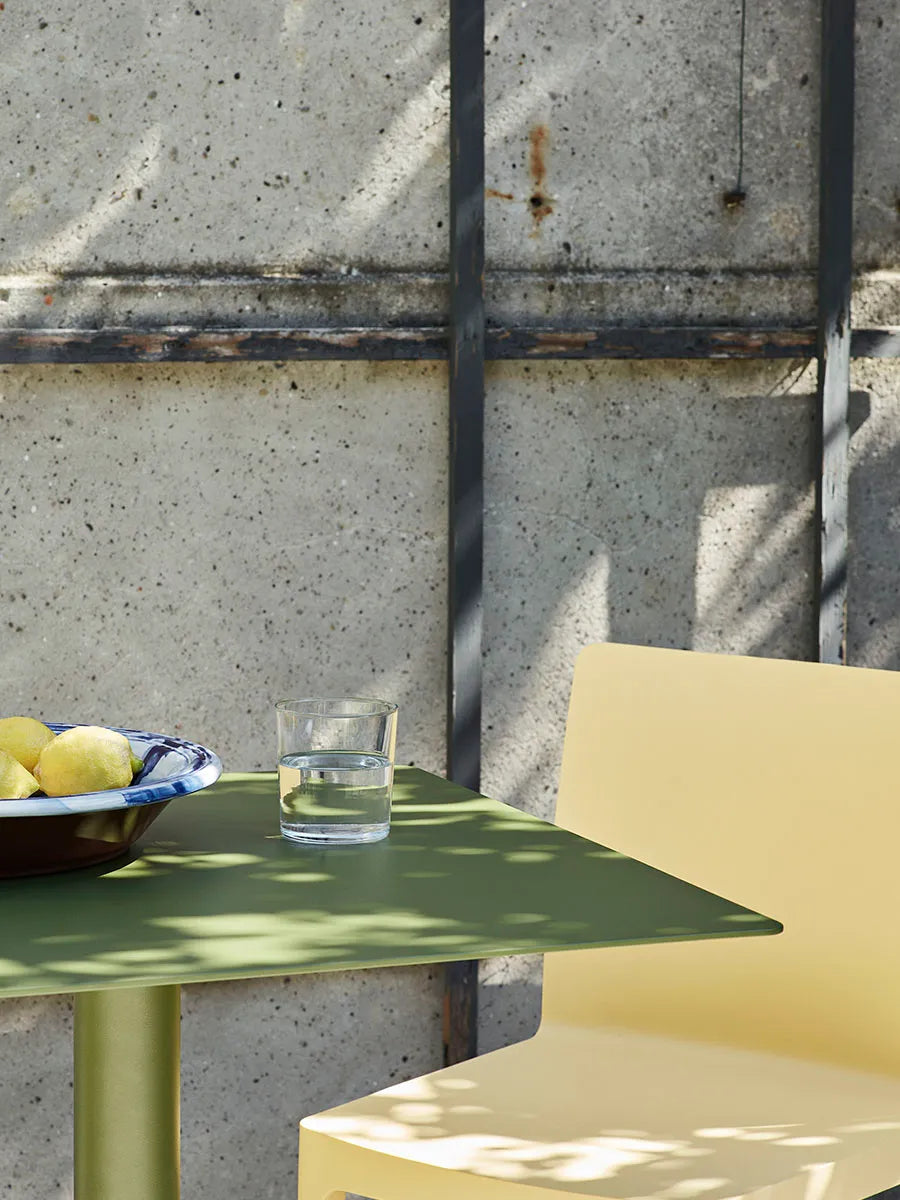 Palissade Cone Table, 65x65/olive fra Hay