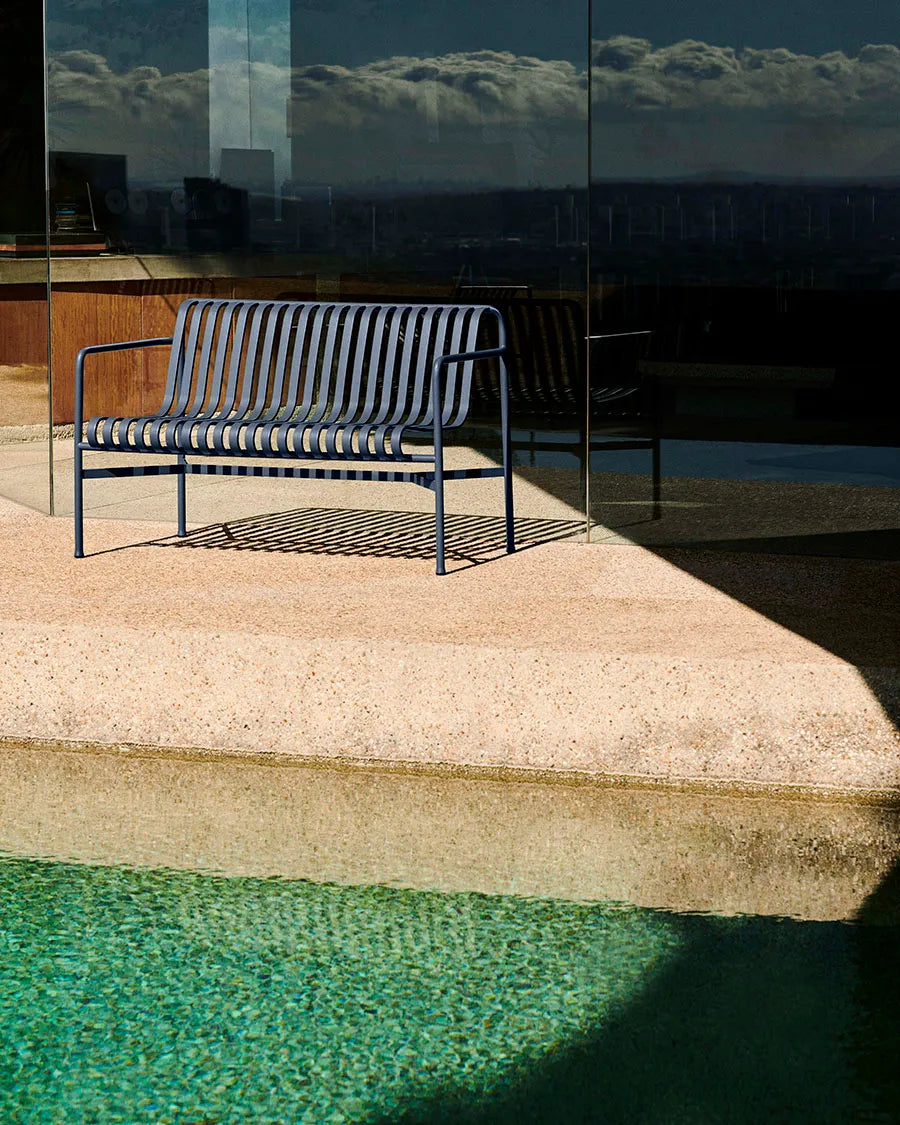 Palissade Dining Bench Armrest, Deep Blue fra Hay