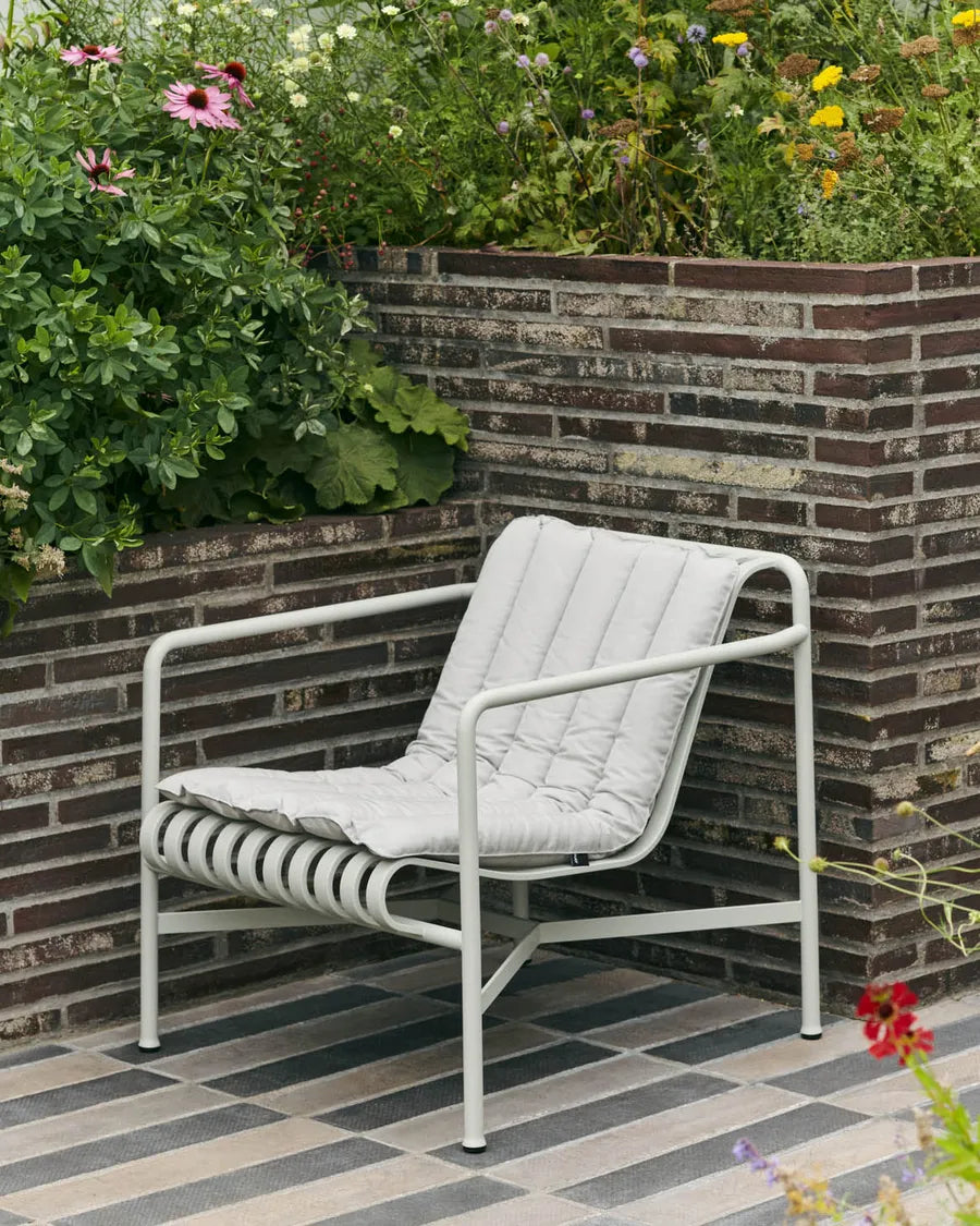 Palissade Lounge Chair Low, sky grey fra Hay