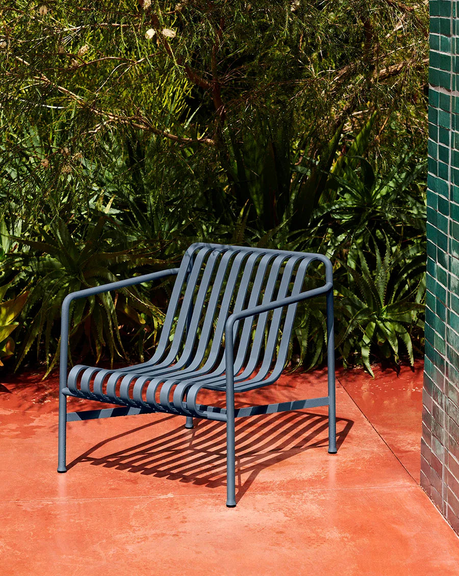 Palissade Lounge Chair Low, Deep Blue fra Hay