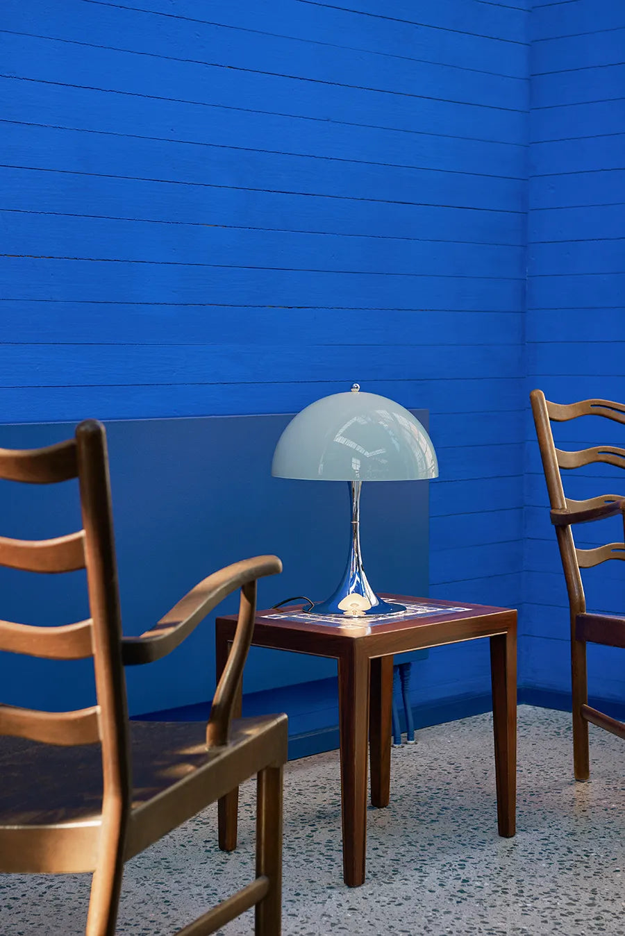 Panthella 250 bordlampe, grå opal fra Louis Poulsen