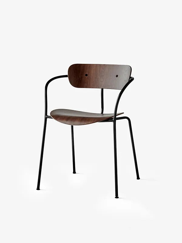 Pavilion Armstol AV2 fra &Tradition - Lakeret valnød - Jacobsen Plus