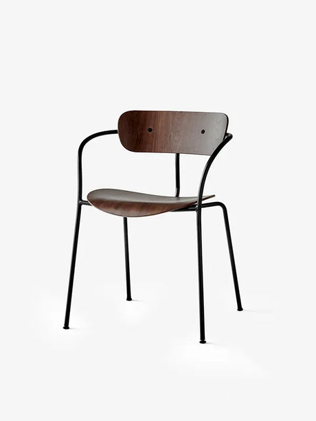 Pavilion Armstol AV2 fra &Tradition - Lakeret valnød - Jacobsen Plus