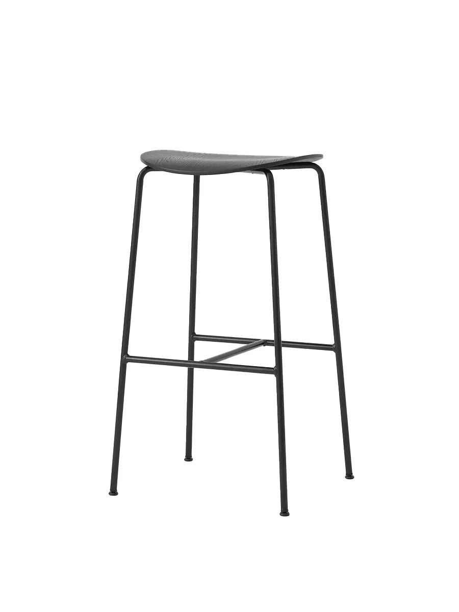 Pavilion Bar Stool AV38 fra &Tradition - Sortlakeret eg - Jacobsen Plus