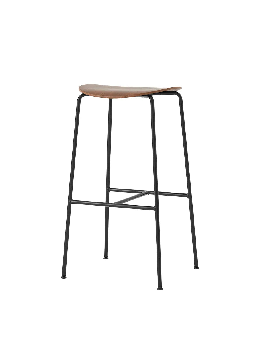 Pavilion Bar Stool AV38 fra &Tradition - Lakeret valnød - Jacobsen Plus