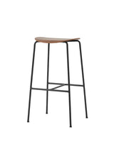 Pavilion Bar Stool AV38 fra &Tradition - Lakeret valnød - Jacobsen Plus