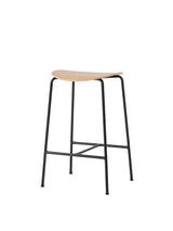 Pavilion Counter Stool AV37 fra &Tradition - Lakeret eg - Jacobsen Plus
