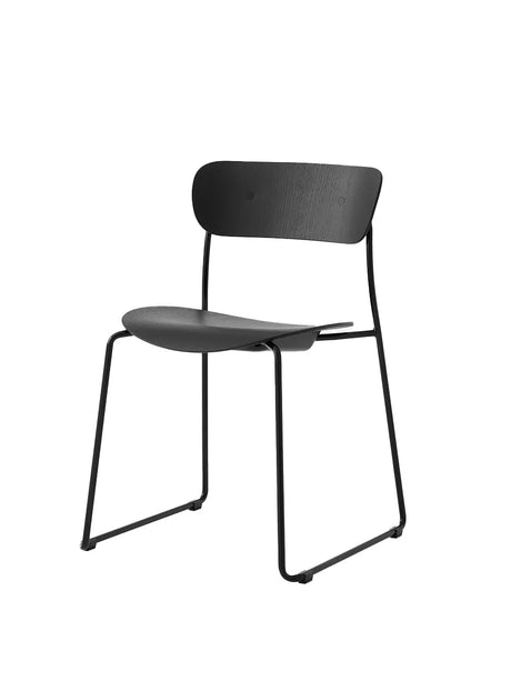 Pavilion Stol AV51 fra &Tradition - Sortlakeret eg - Jacobsen Plus