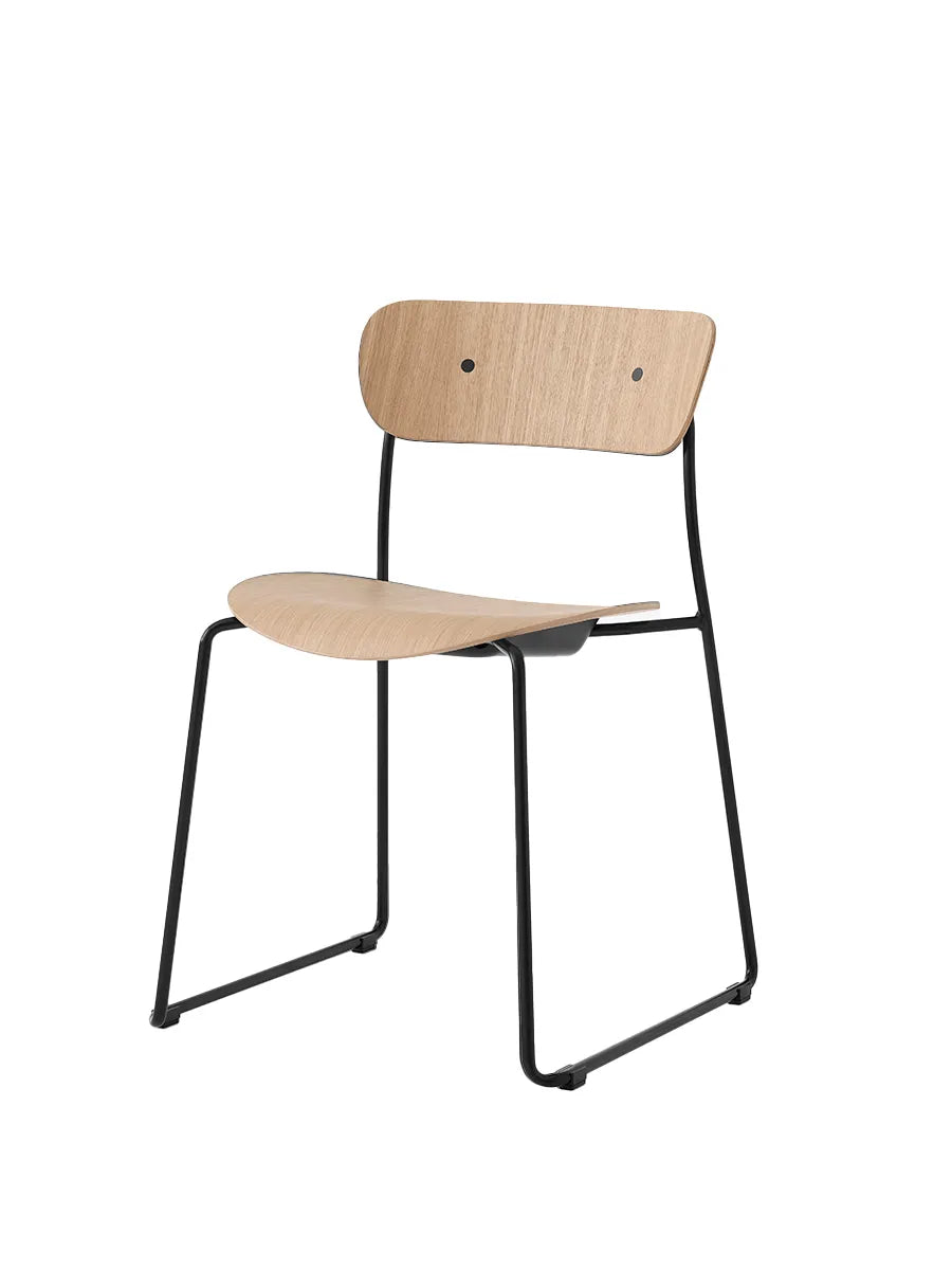 Pavilion Stol AV51 fra &Tradition - Lakeret eg - Jacobsen Plus
