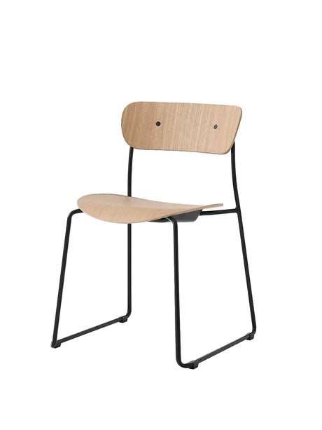 Pavilion Stol AV51 fra &Tradition - Sortlakeret eg - Jacobsen Plus