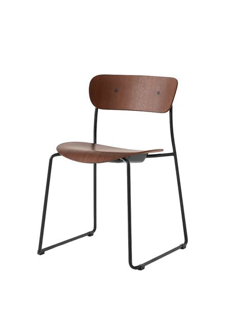 Pavilion Stol AV51 fra &Tradition - Sortlakeret eg - Jacobsen Plus