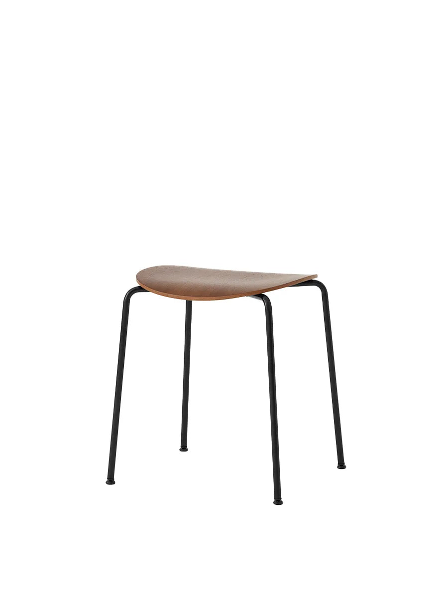 Pavilion Stool AV36 fra &Tradition - Lakeret valnød - Jacobsen Plus