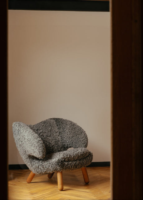 Pelikanstolen, gotlandsk fåreskind af Finn Juhl - 2 - Jacobsen Plus