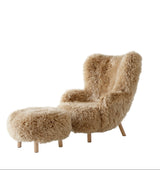 Petra VB3 lænestol inkl. Skammel,  Sheepskin honey 50 fra &Tradition - Eg - Jacobsen Plus