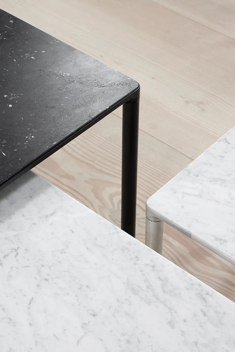 Piloti Bord, hvid carrara fra Fredericia Furniture - 6610: 75 x 39 x H35 cm / Sort pulverlakeret aluminium - Jacobsen Plus