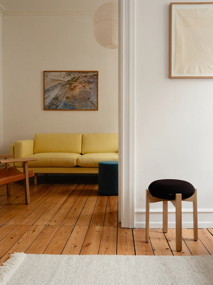 Pioneer Stool, lacquered oak/max 95 fra Fredericia Furniture